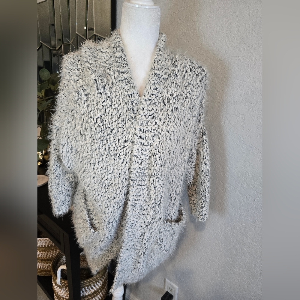 Zara Women's Textured Black and White Cardigan
